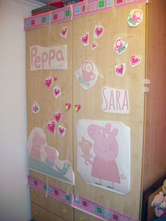 Armario decorado con dibujos de Pepa Pig en vinilo adhesivo [Ubicando los diferentes adhesivos]